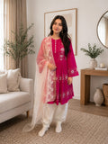 Traditionelles Khamaki-Kleid in Pink mit weißer Hose und weißem Schal