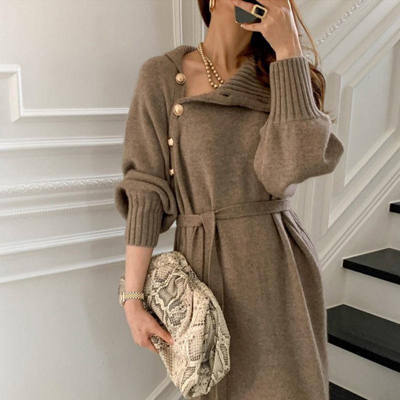 Damen-Strickkleid mit Stehkragen, Knöpfen und Bindegürtel