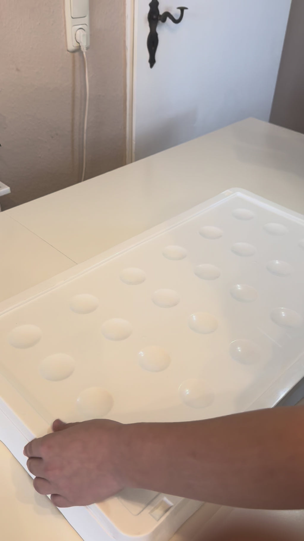 Stapelbare Aufbewahrungsbox mit Deckel und Rollen – Kunststoff Organizer