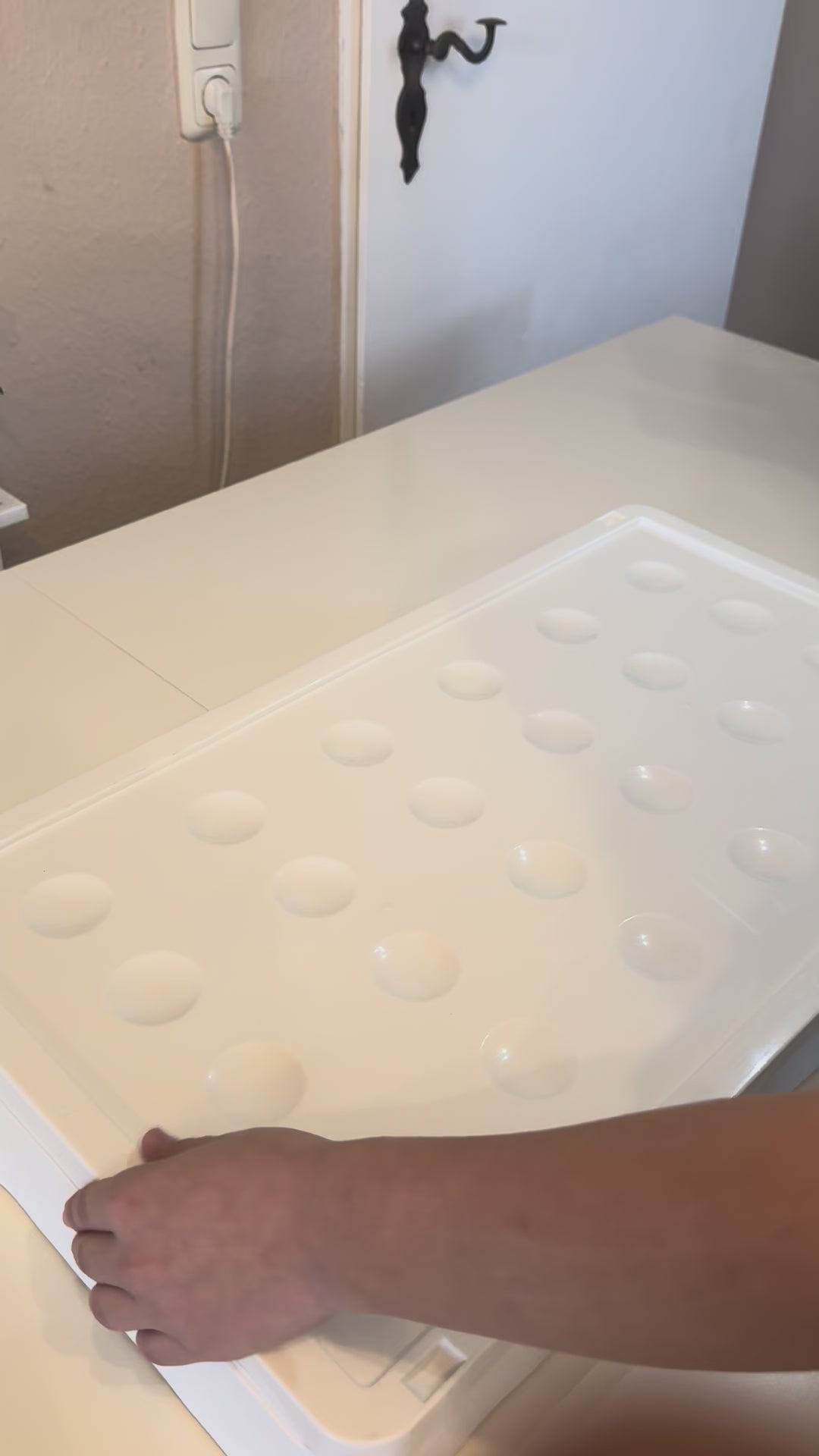 Stapelbare Aufbewahrungsbox mit Deckel und Rollen – Kunststoff Organizer